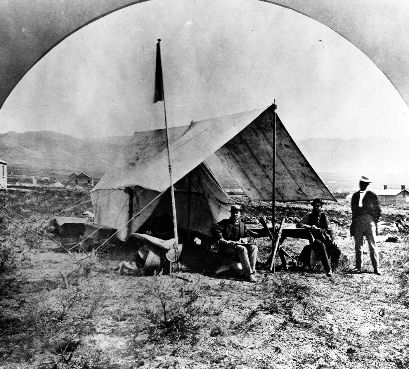 Trois membres de l’expédition de Clarence King posent près de tentes et de matériel de terrain aux environs de Salt Lake City en 1868.